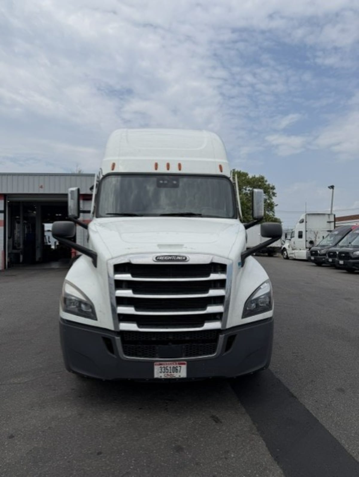 2023 Freightliner Cascadia in Farmingdale, NY — photo 2