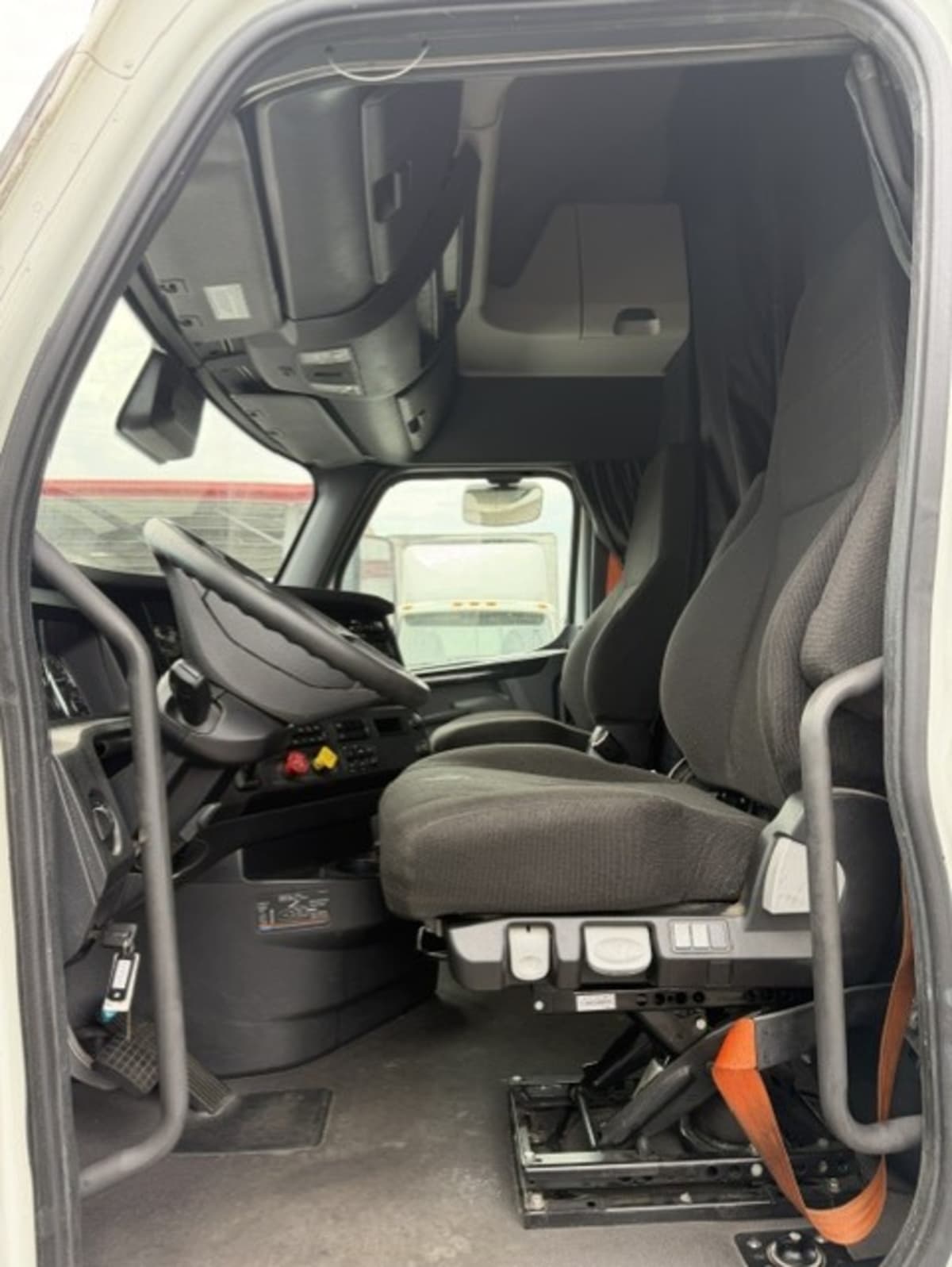 2023 Freightliner Cascadia in Farmingdale, NY — photo 7