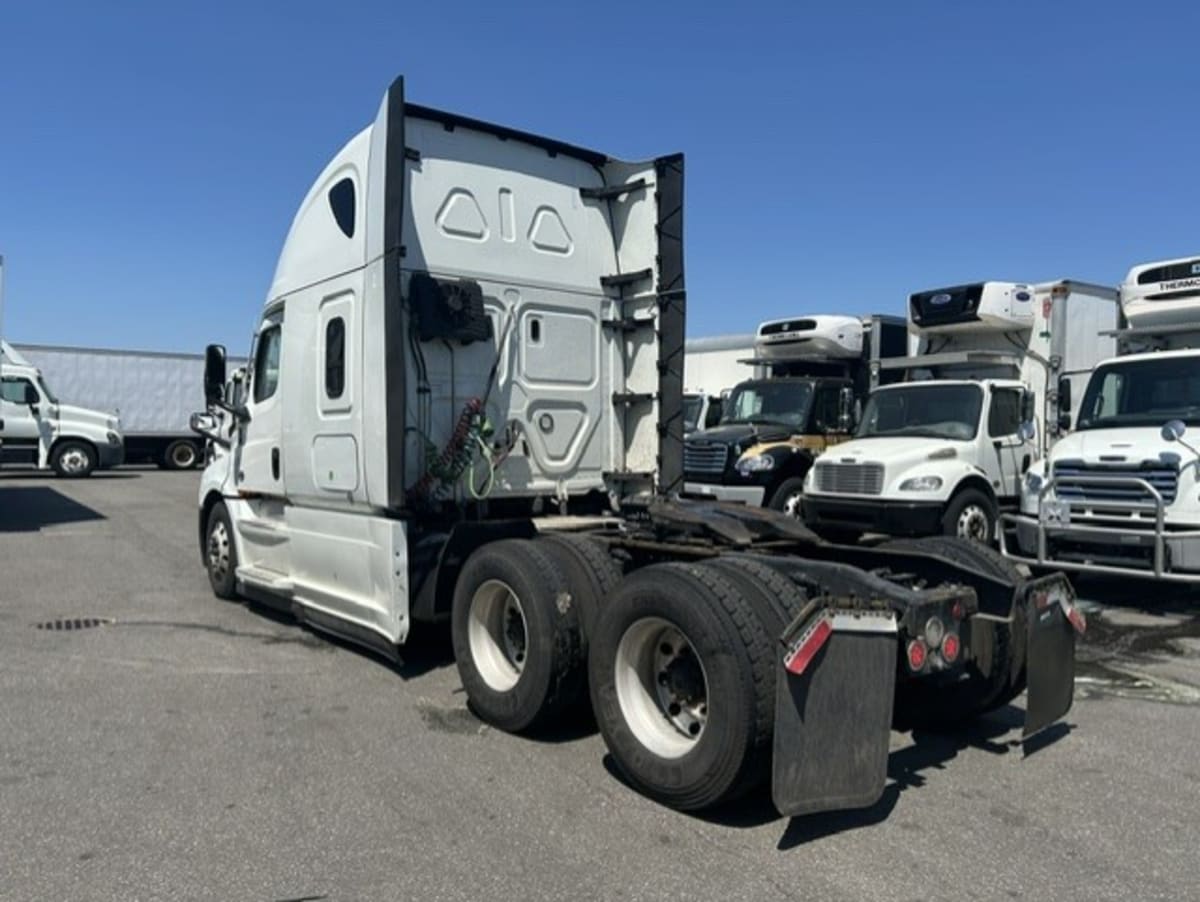 2023 Freightliner Cascadia in Farmingdale, NY — photo 6