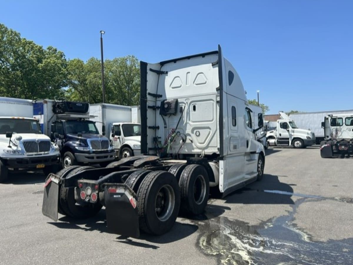 2023 Freightliner Cascadia in Farmingdale, NY — photo 4