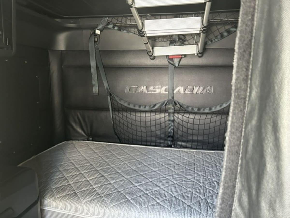 2023 Freightliner Cascadia in Farmingdale, NY — photo 8