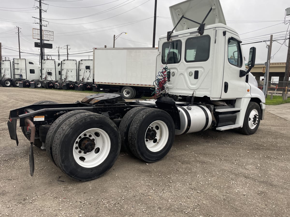 2015 Freightliner/Mercedes CASCADIA 125 592455