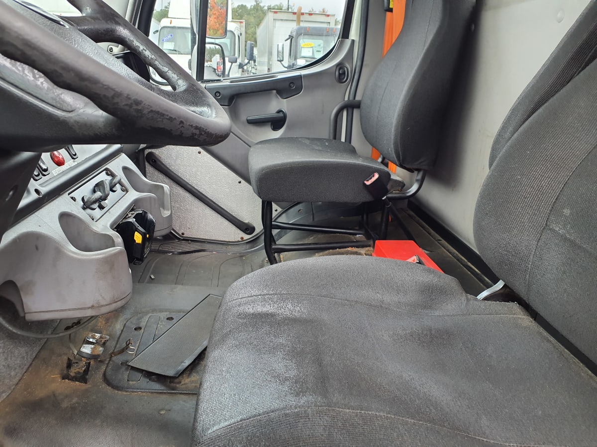 2015 Freightliner/Mercedes M2 106 592465