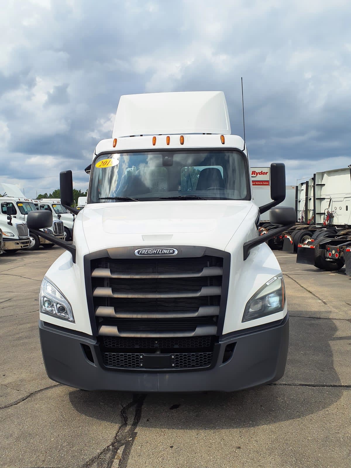 2019 Freightliner Cascadia in Oak Creek, WI — photo 2