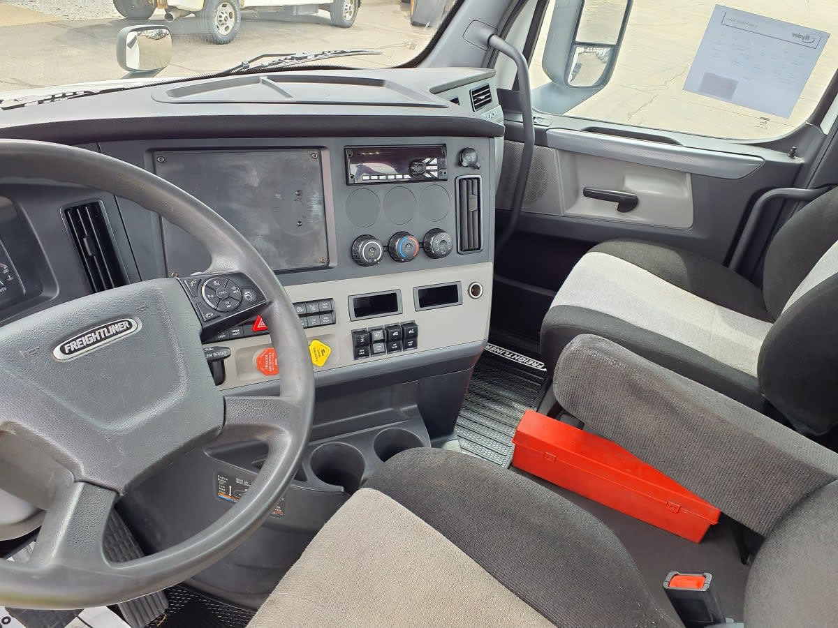 2019 Freightliner Cascadia in Oak Creek, WI — photo 7