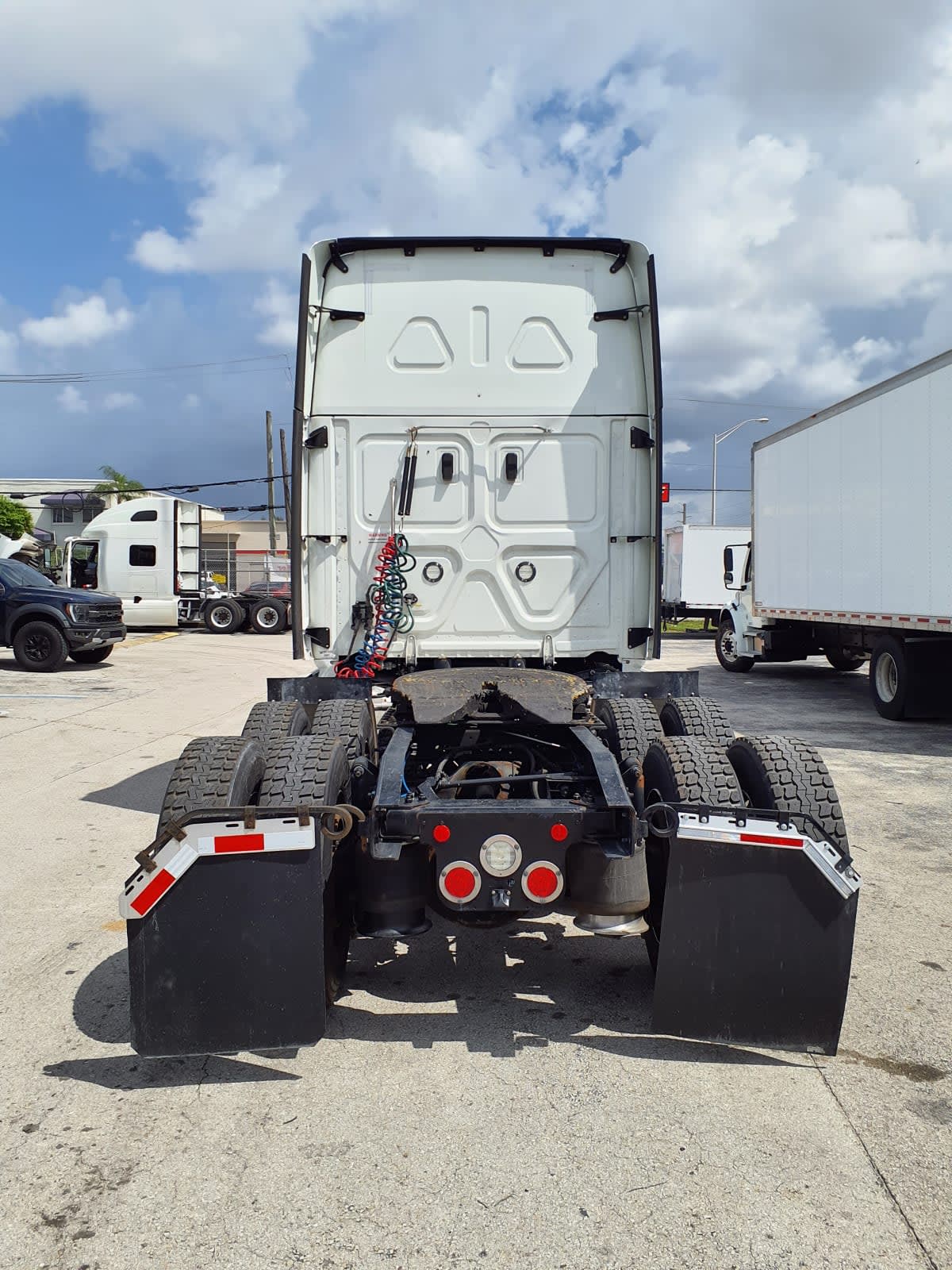 2023 Freightliner Cascadia in Miami, FL — photo 5