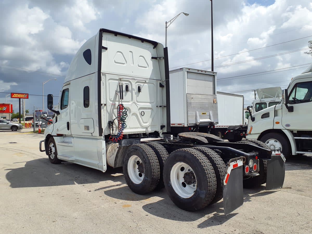 2023 Freightliner Cascadia in Miami, FL — photo 6