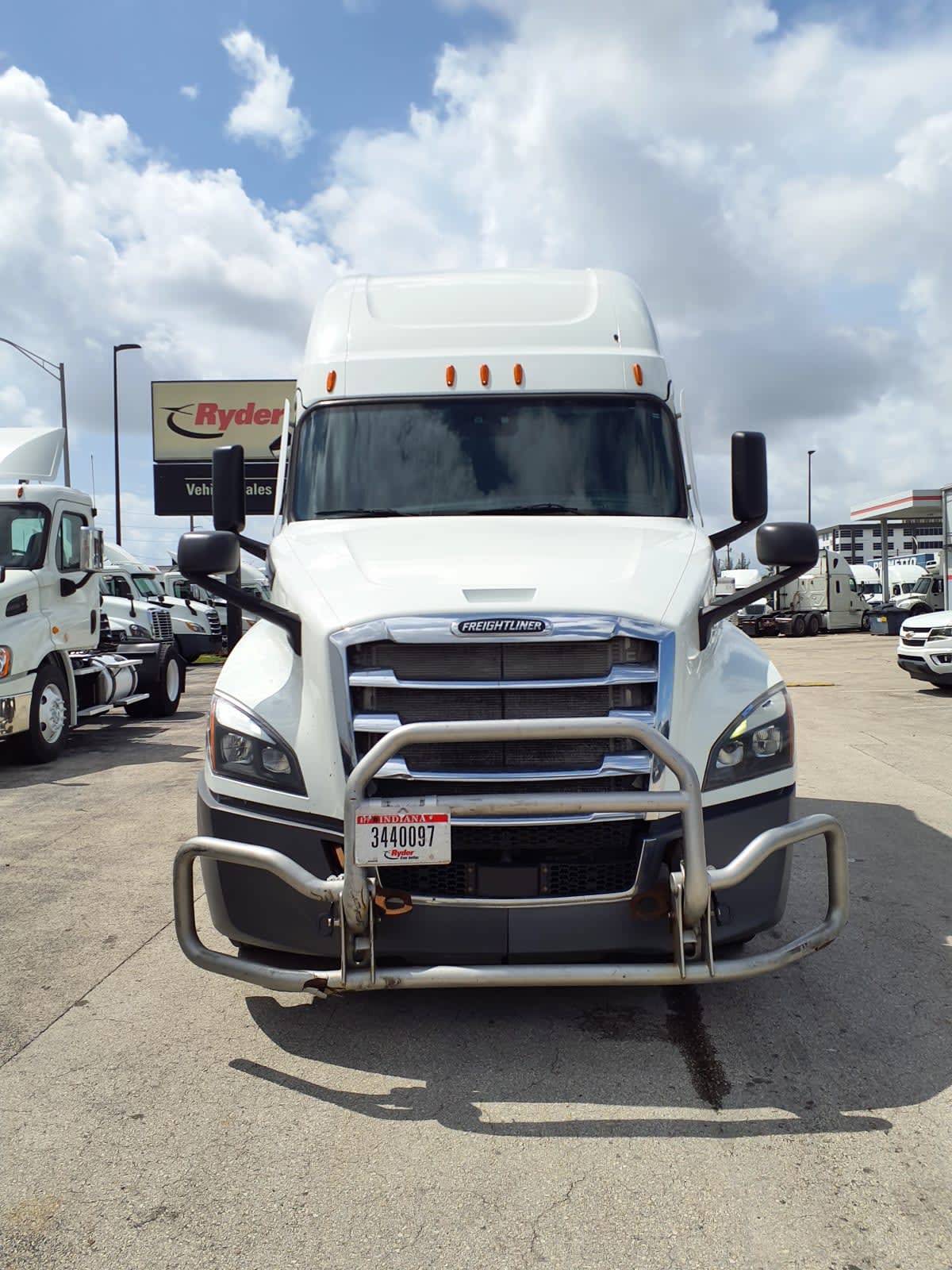 2023 Freightliner Cascadia in Miami, FL — photo 2