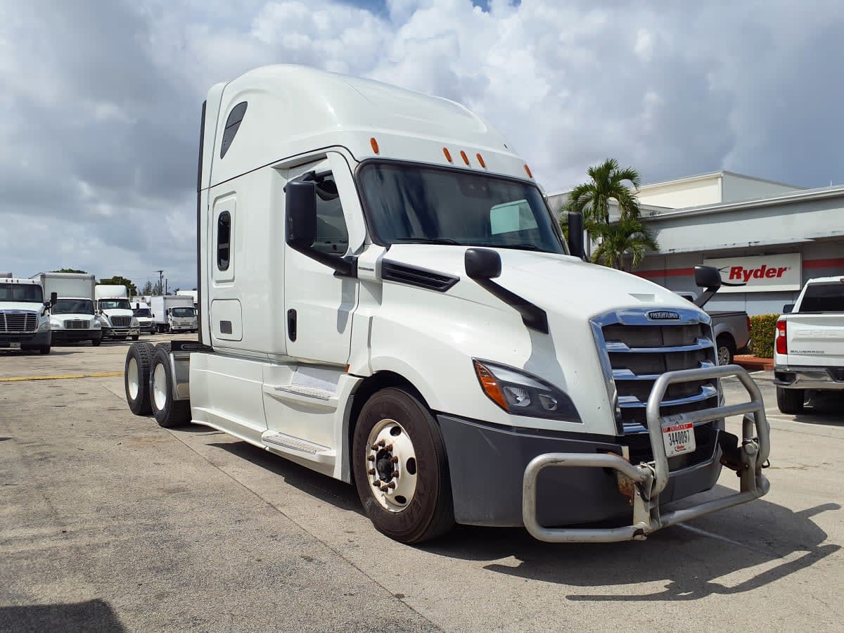 2023 Freightliner Cascadia in Miami, FL — photo 3