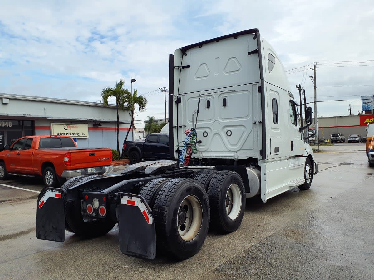 2023 Freightliner Cascadia in Miami, FL — photo 4