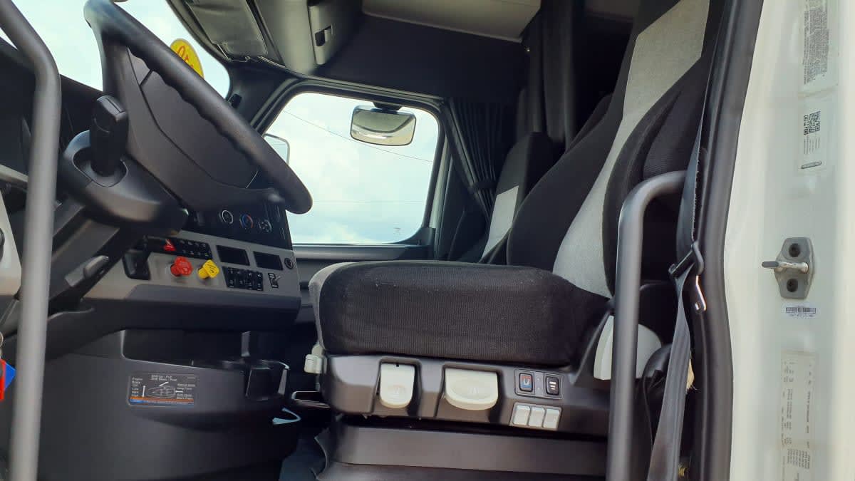 2019 Freightliner Cascadia in Birmingham, AL — photo 7