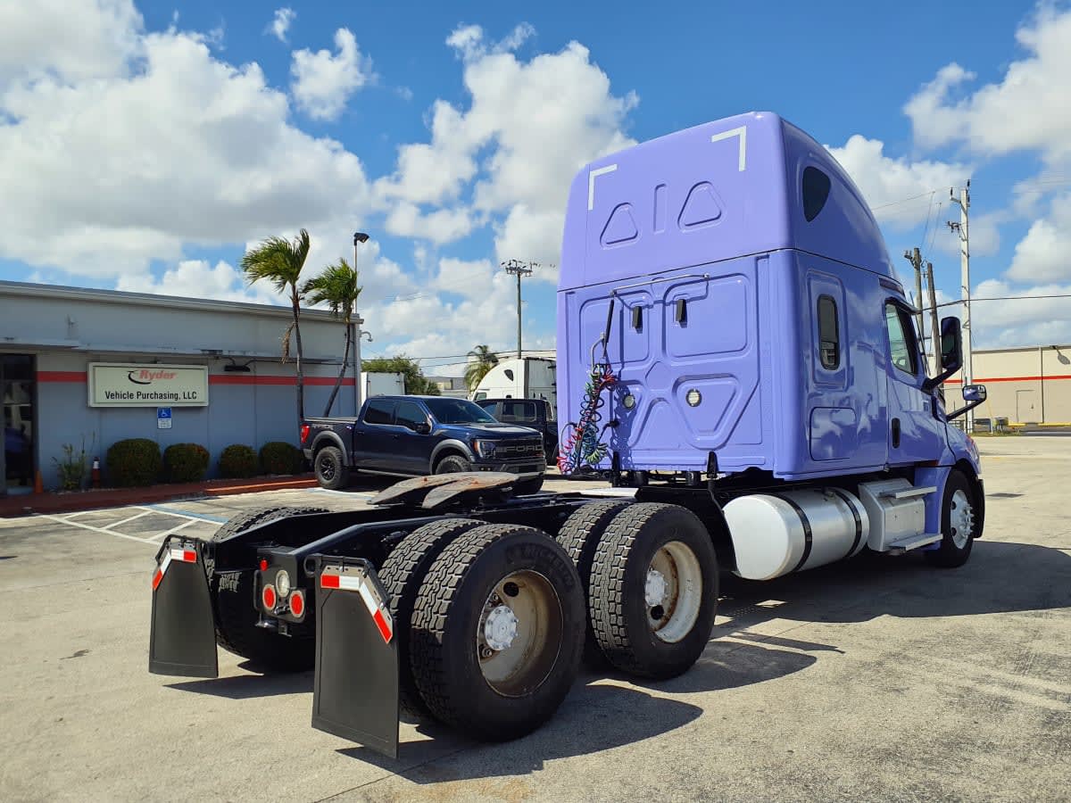 2023 Freightliner - image 4