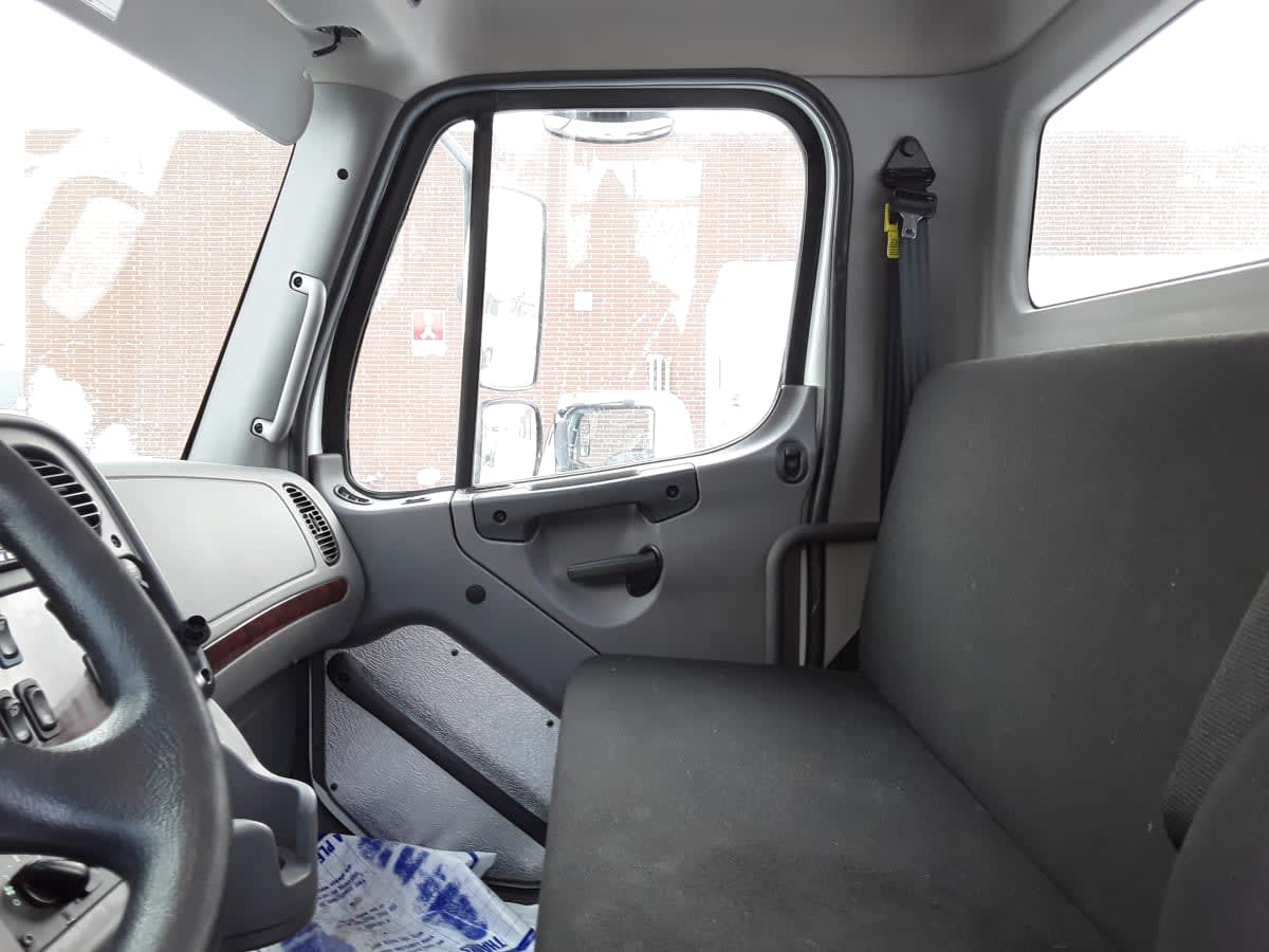 2023 Freightliner/Mercedes M2 106 598110