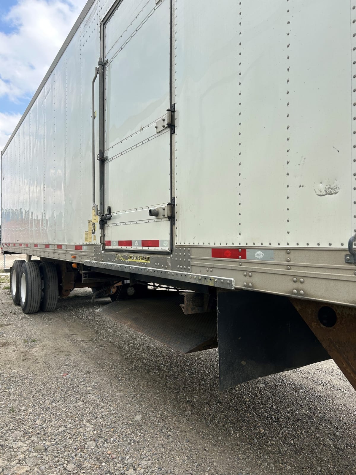 2015 Utility Trailers VS2RA 48/162/102 598542