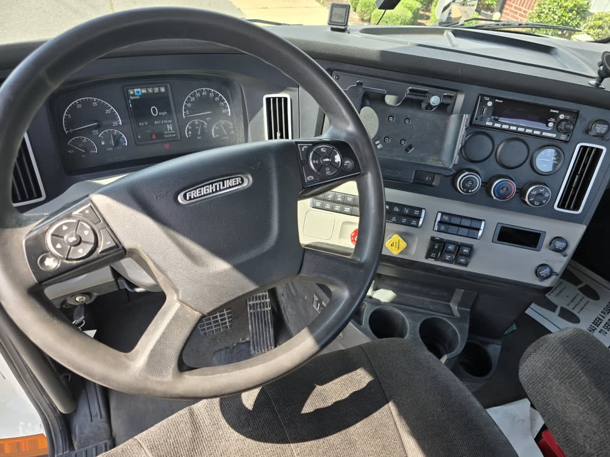 2023 Freightliner Cascadia in North Little Rock, AR — photo 7