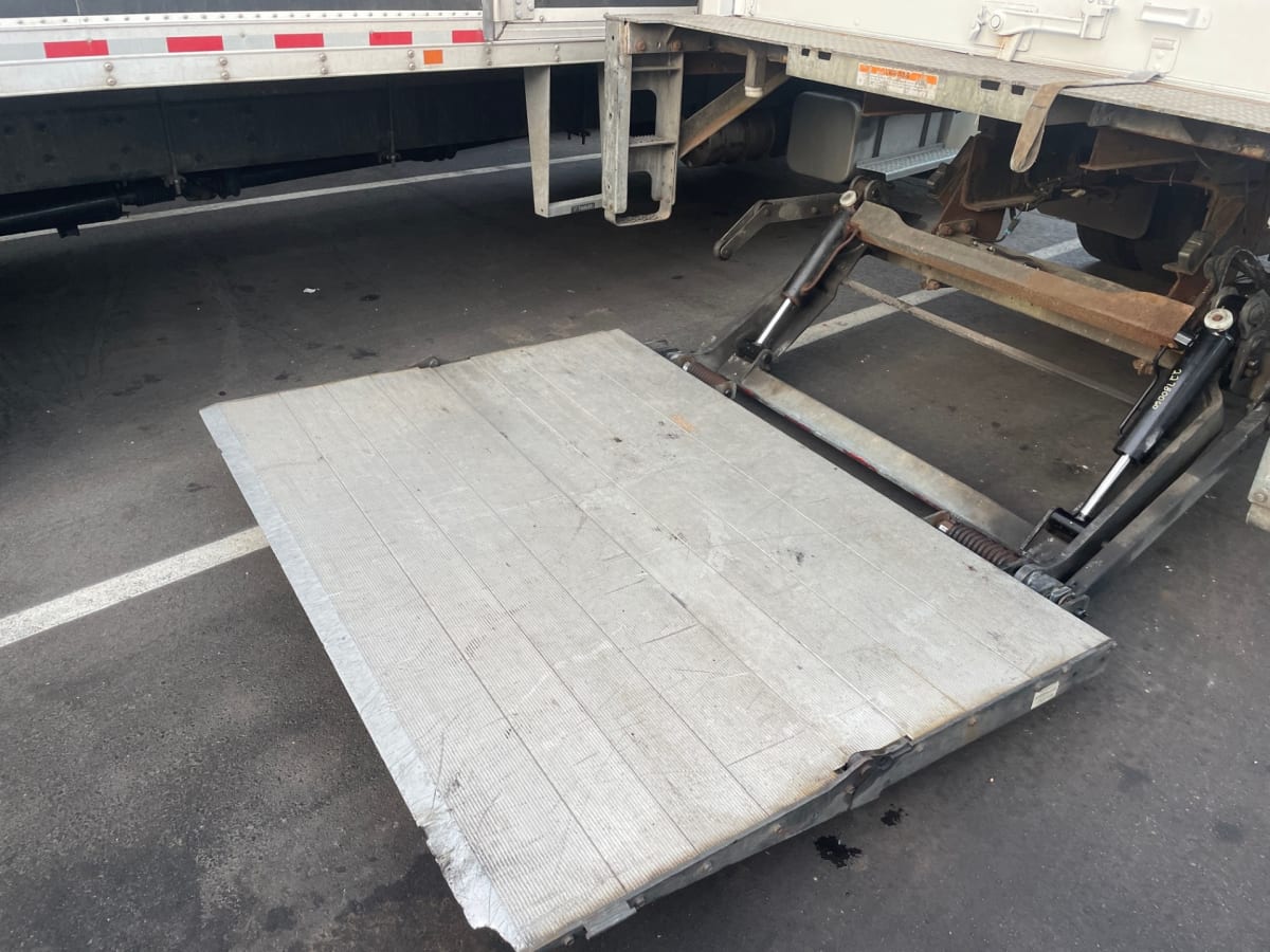 2015 Freightliner/Mercedes M2 106 639890