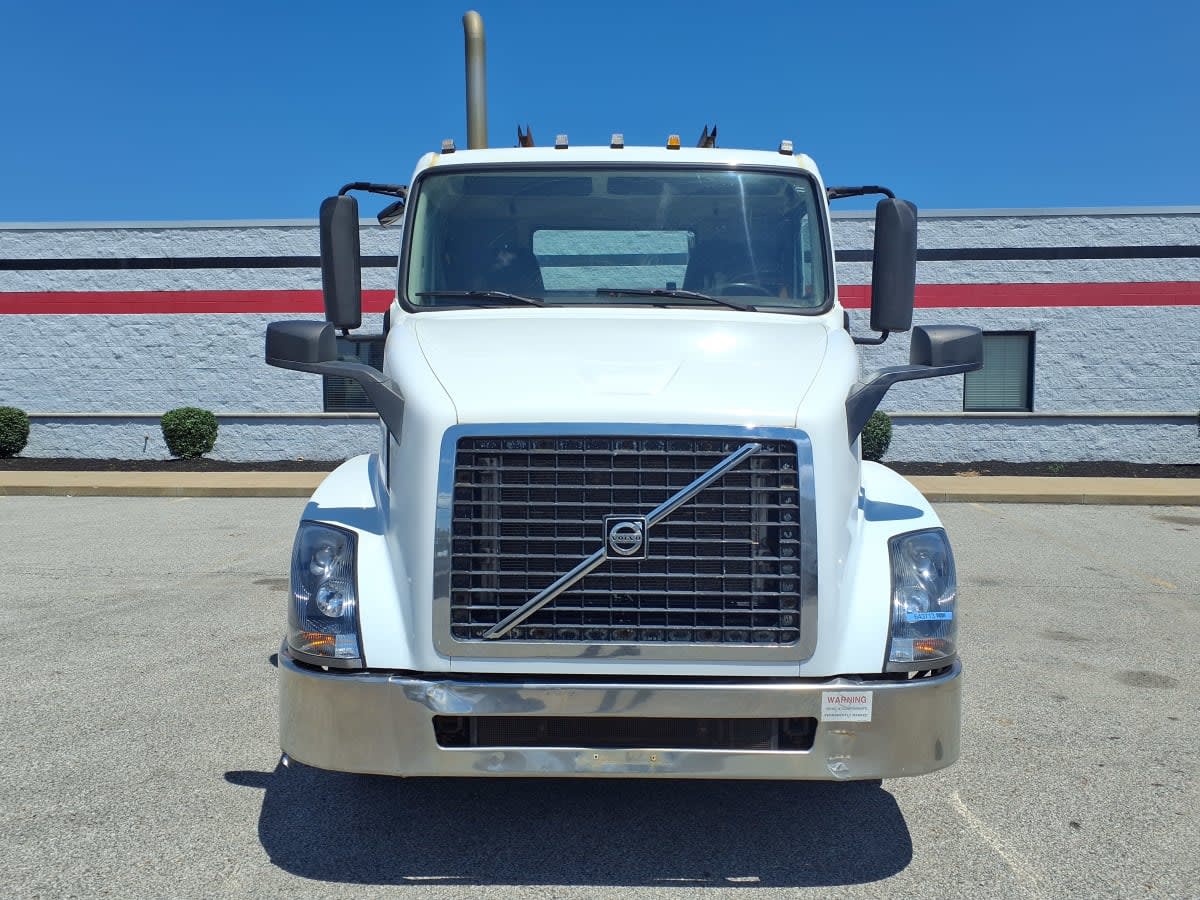 2016 Volvo VNL 860 in Cleveland, OH — photo 2