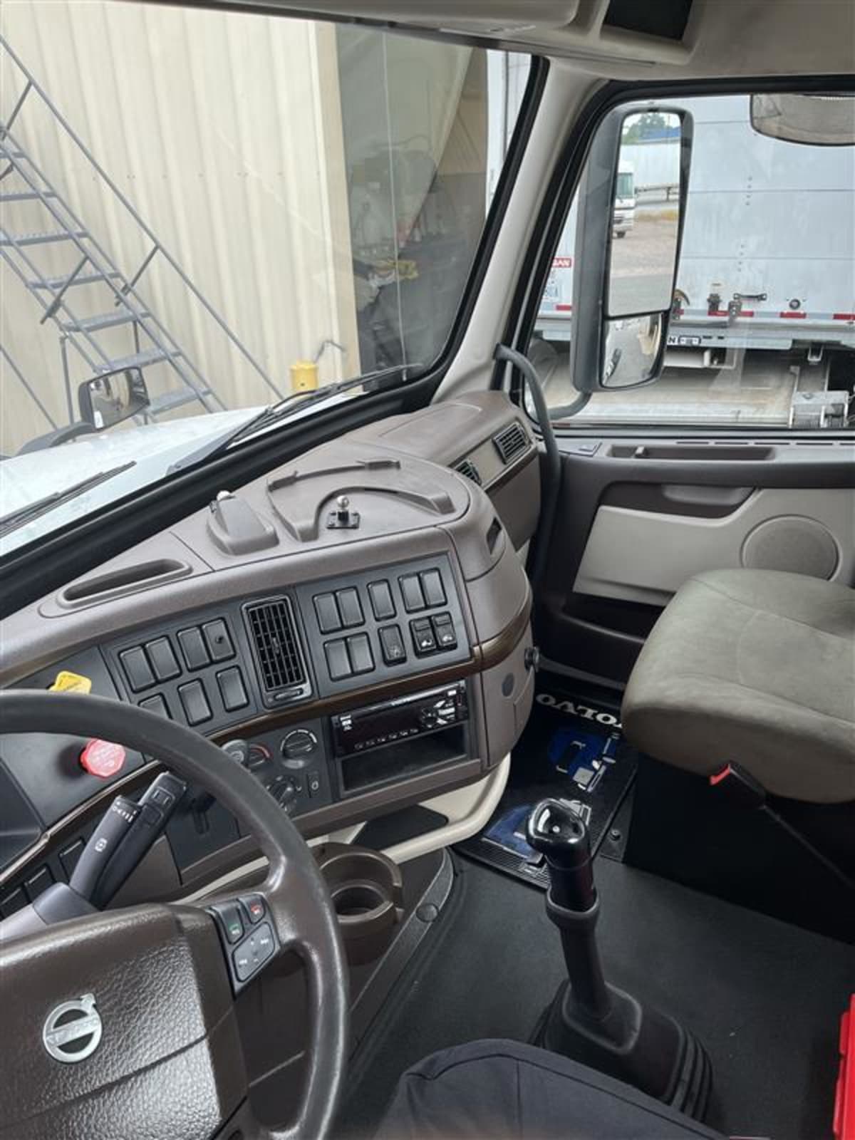 2016 Volvo - image 7