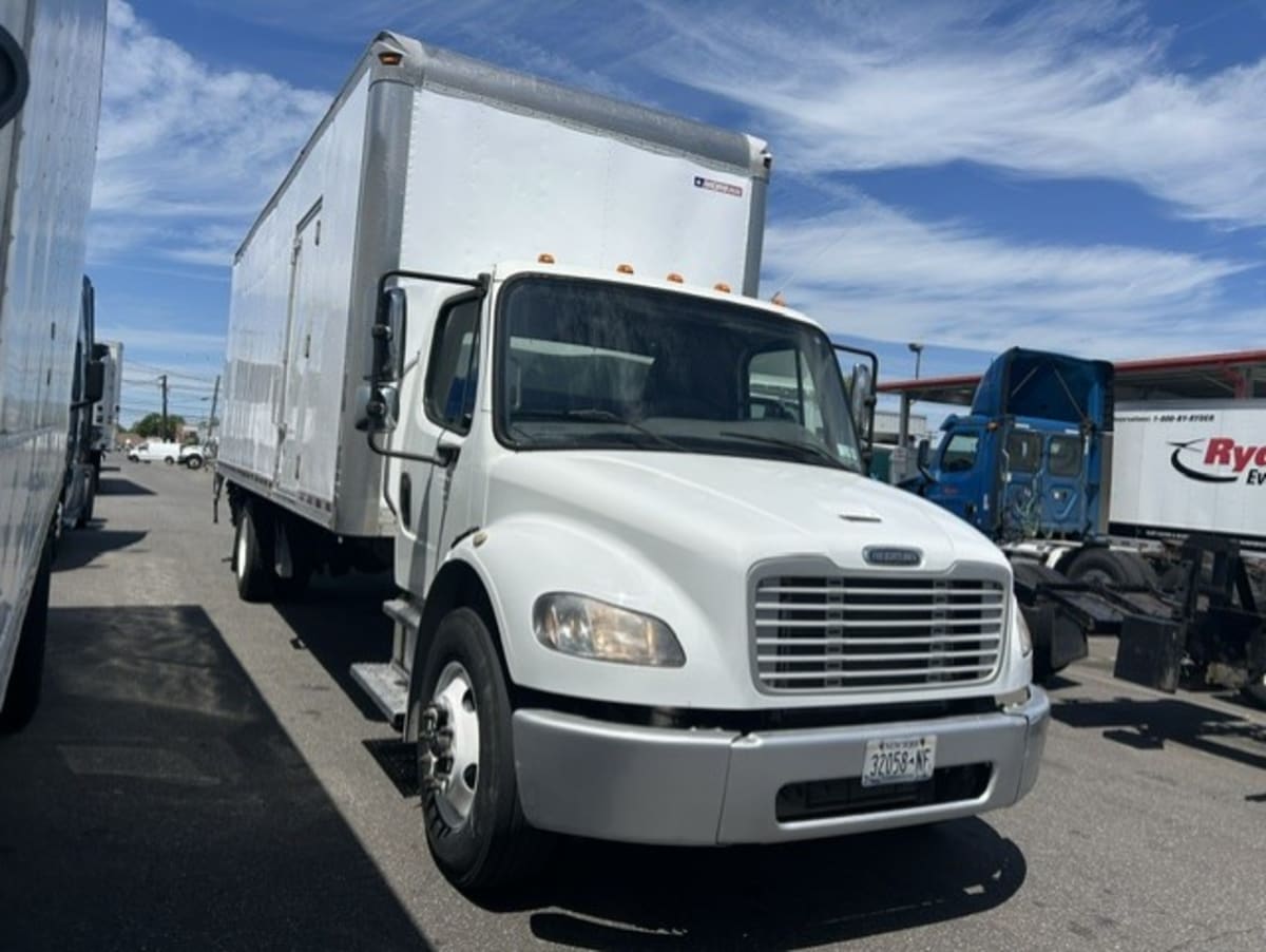 2016 Freightliner/Mercedes M2 106 647720 2016 Freightliner/Mercedes M2 106 647720