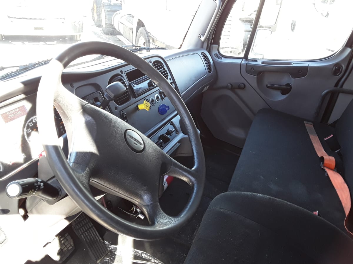 2016 Freightliner/Mercedes M2 106 647767