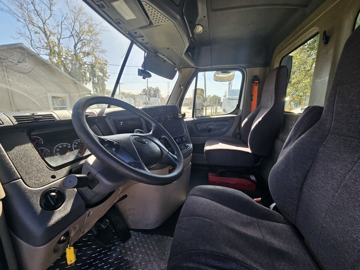 2016 Freightliner - image 7