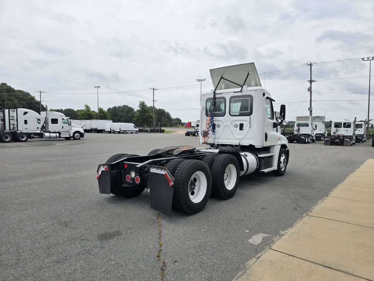 2016 Freightliner Cascadia in North Little Rock, AR — photo 4