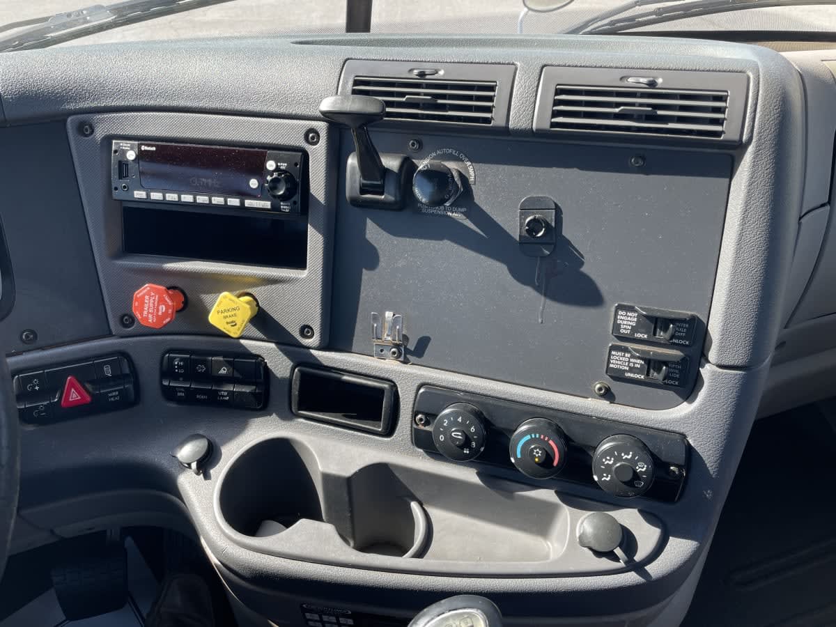 2016 Freightliner - image 9