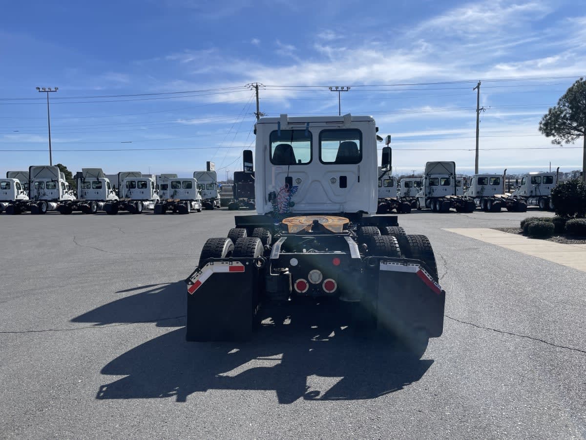 2016 Freightliner - image 5