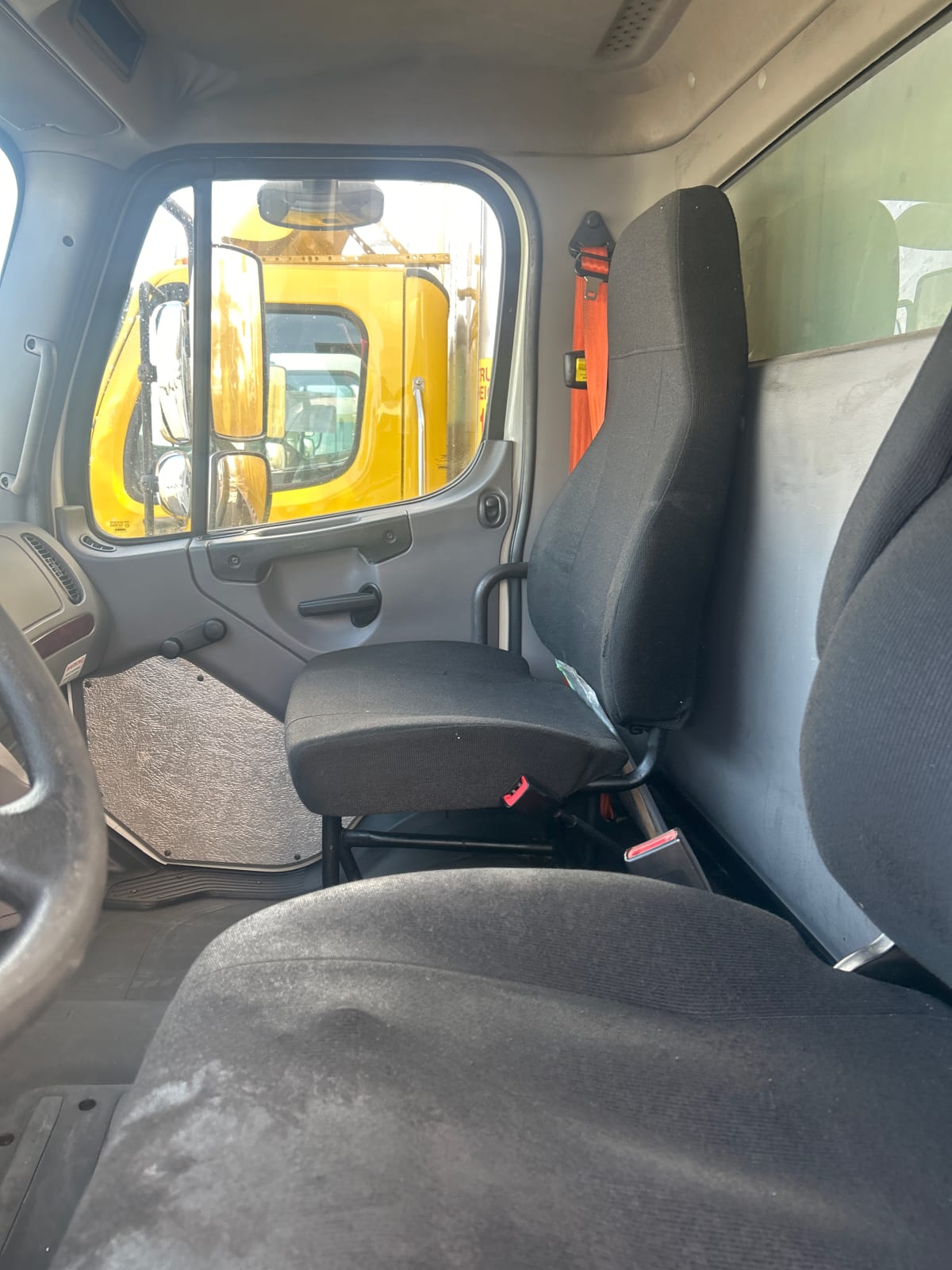 2016 Freightliner/Mercedes M2 106 650007
