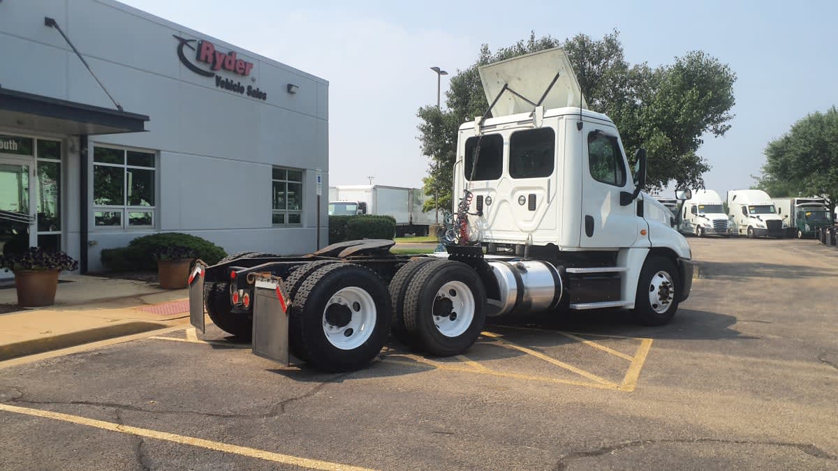 2016 Freightliner Cascadia in Bolingbrook, IL — photo 4