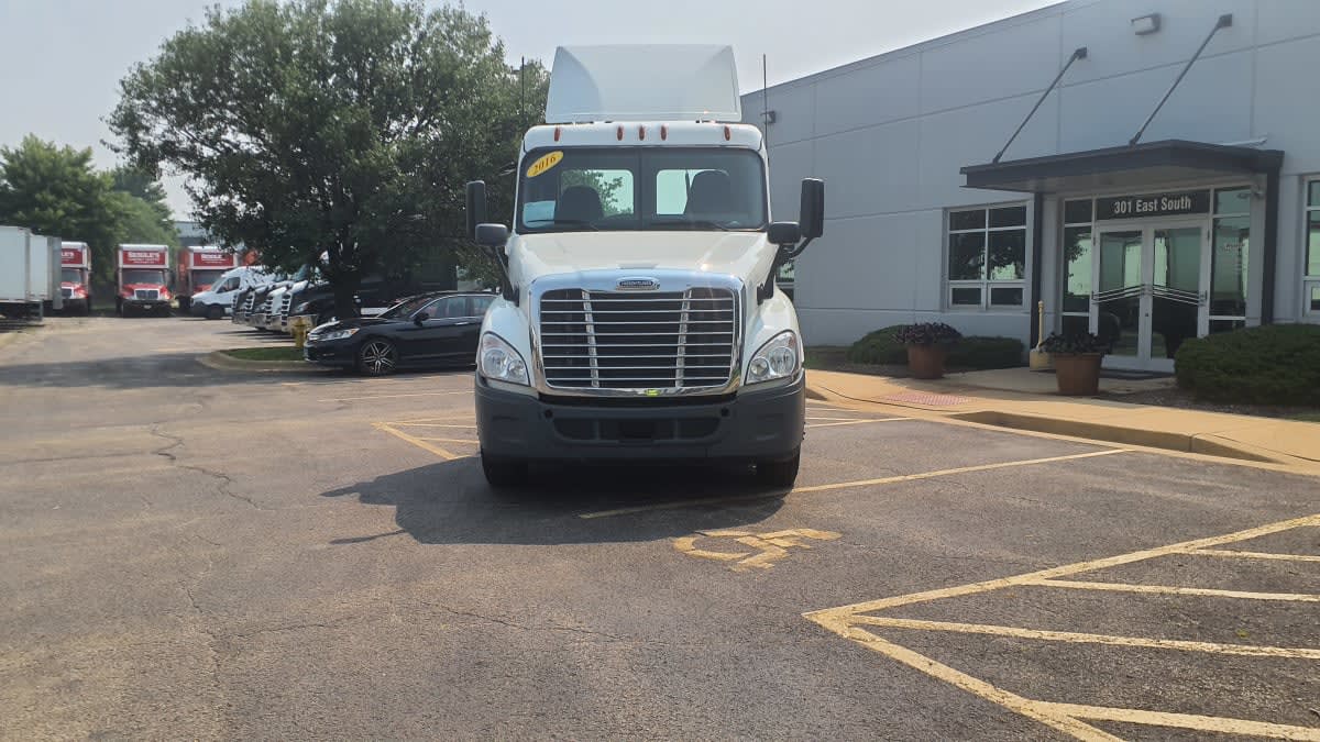2016 Freightliner Cascadia in Bolingbrook, IL — photo 2