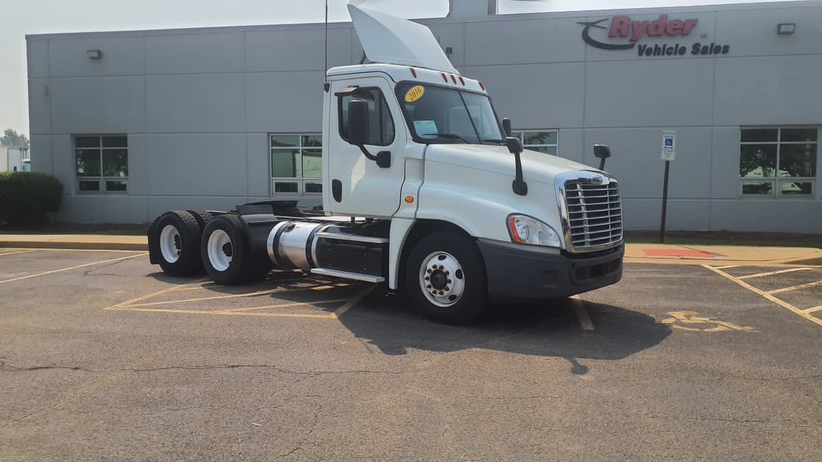 2016 Freightliner Cascadia in Bolingbrook, IL — photo 3