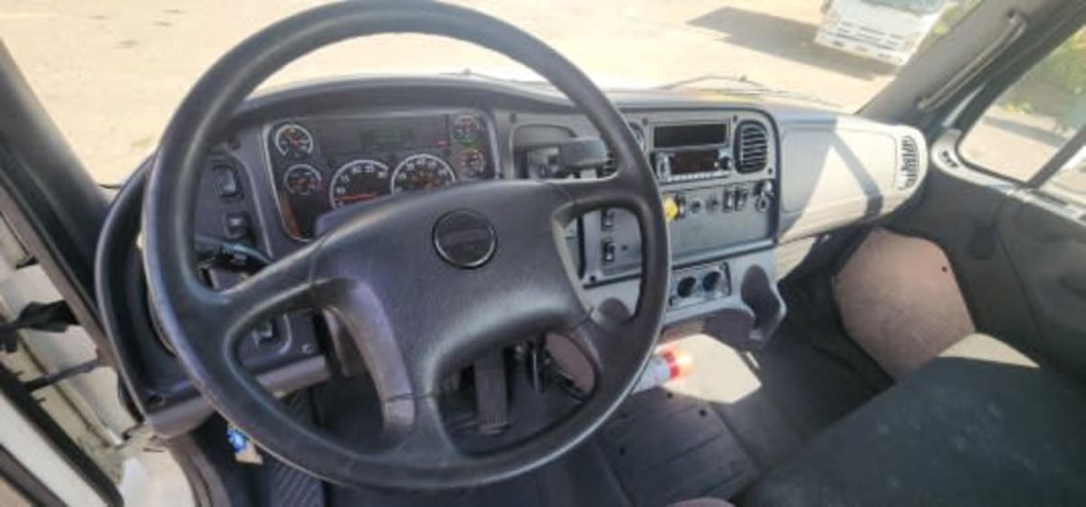 2016 Freightliner/Mercedes M2 106 651946