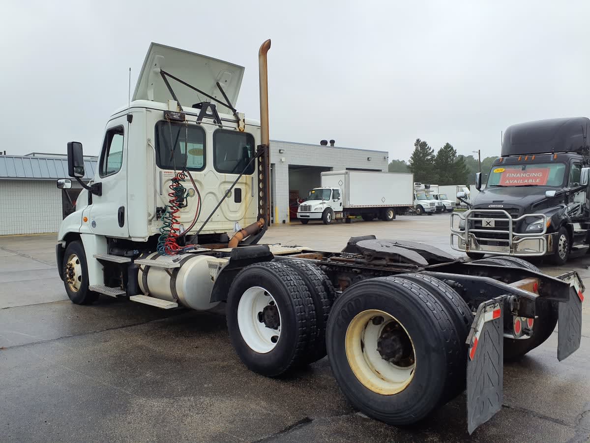 2016 Freightliner Cascadia in Oak Creek, WI — photo 6