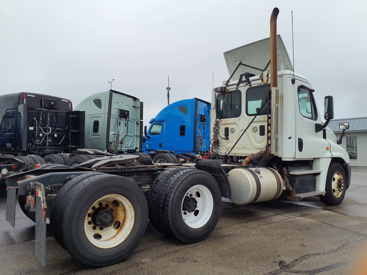 2016 Freightliner Cascadia in Oak Creek, WI — photo 4