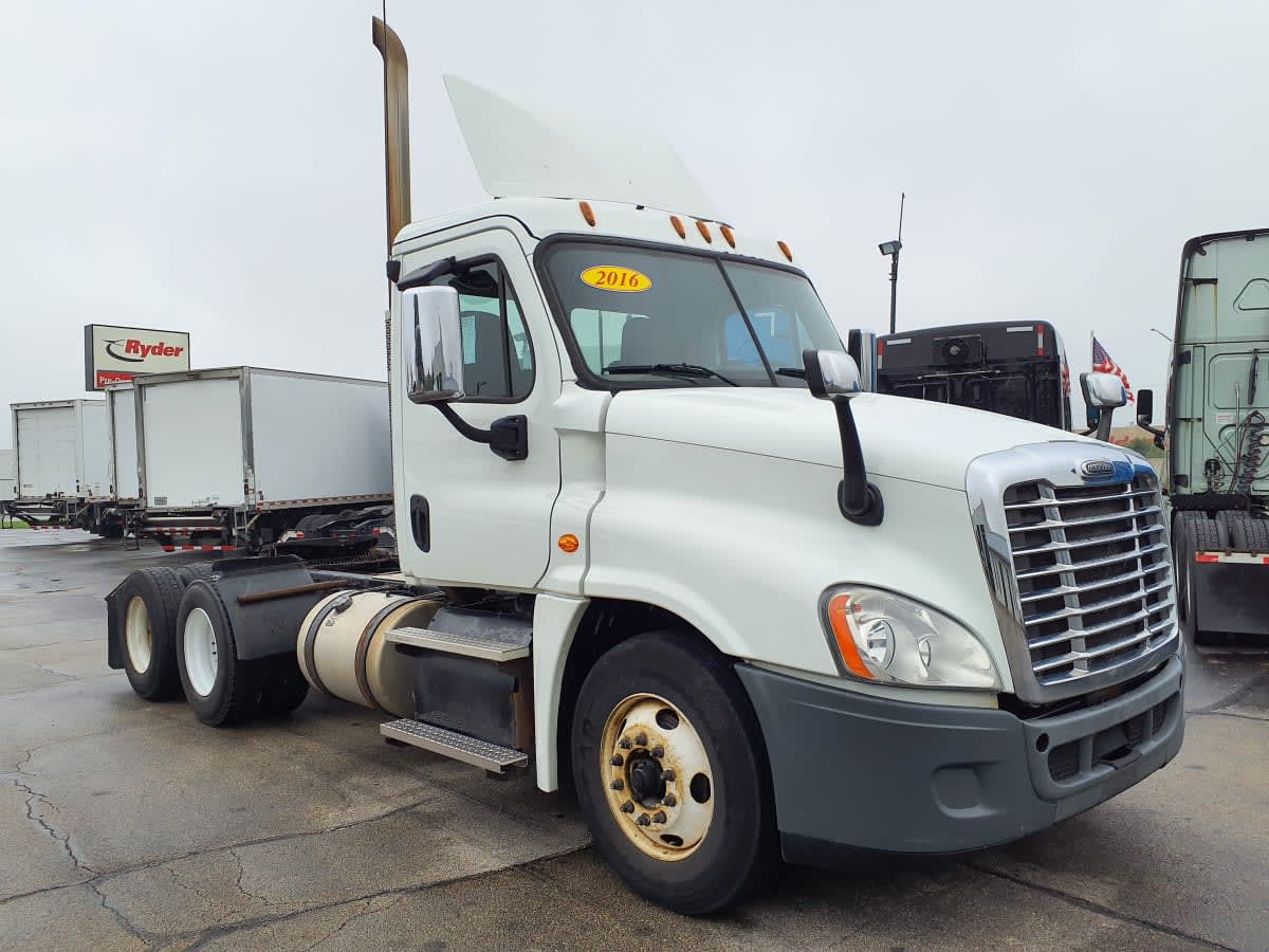 2016 Freightliner Cascadia in Oak Creek, WI — photo 3