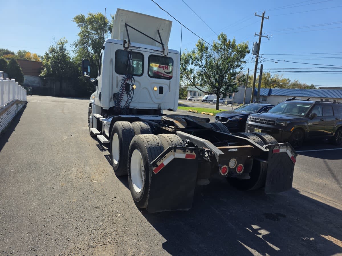 2016 Freightliner Cascadia in Bensalem, PA — photo 6