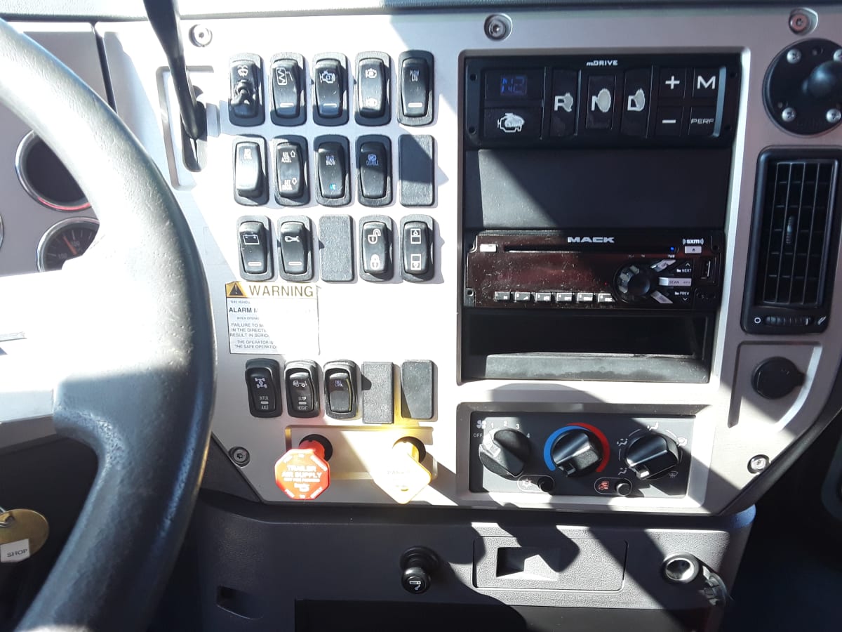 2016 Mack Trucks, Inc. GU 800 658426