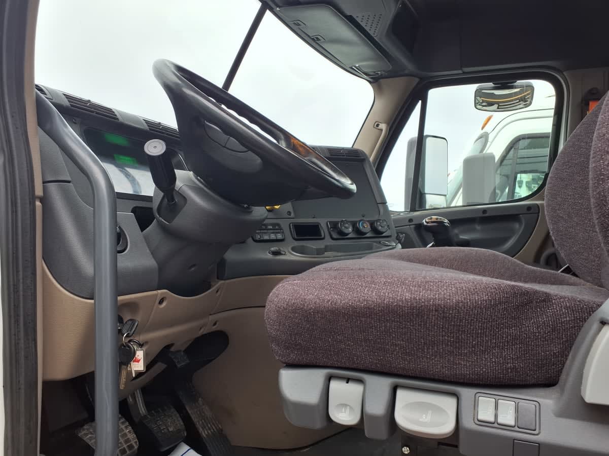 2016 Freightliner - image 7