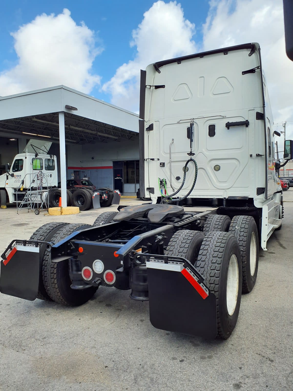 2017 Freightliner - image 4