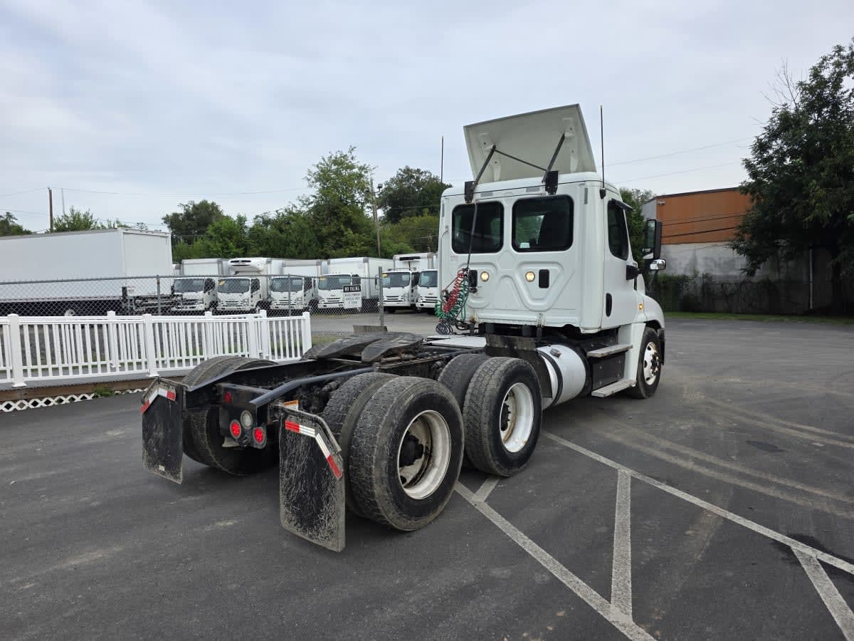 2016 Freightliner Cascadia in Bensalem, PA — photo 4