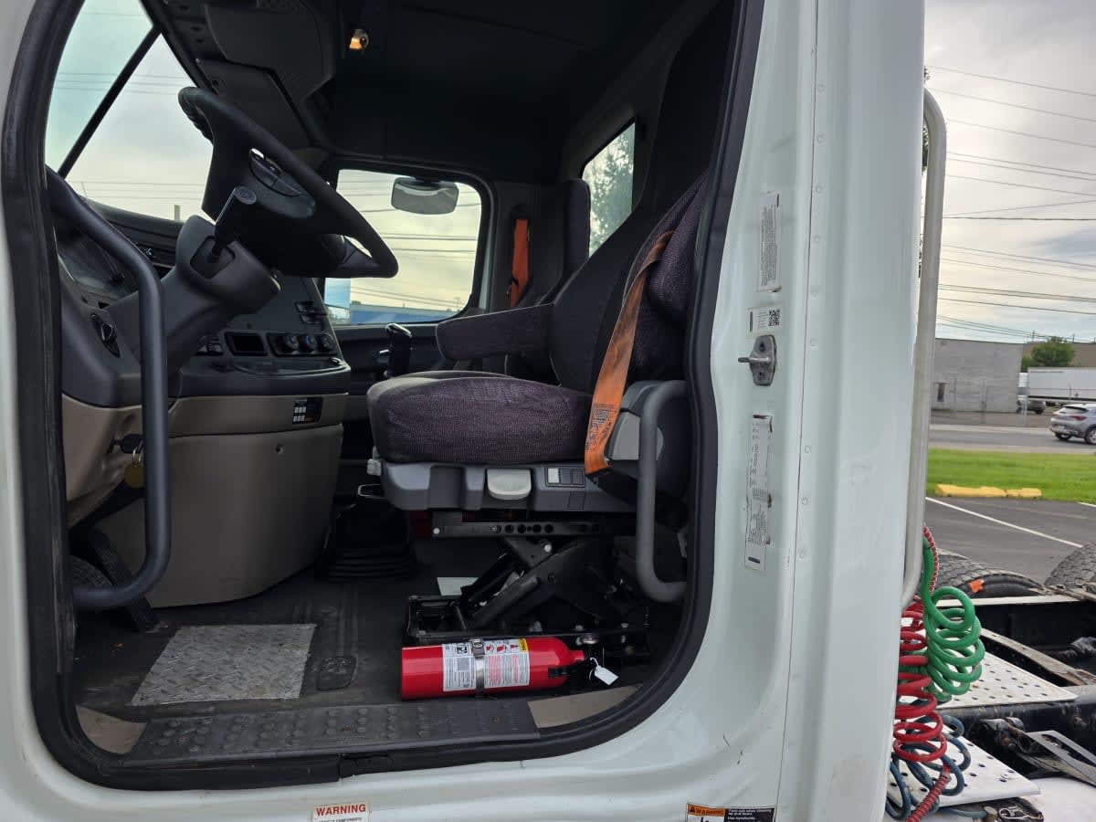 2016 Freightliner Cascadia in Bensalem, PA — photo 7