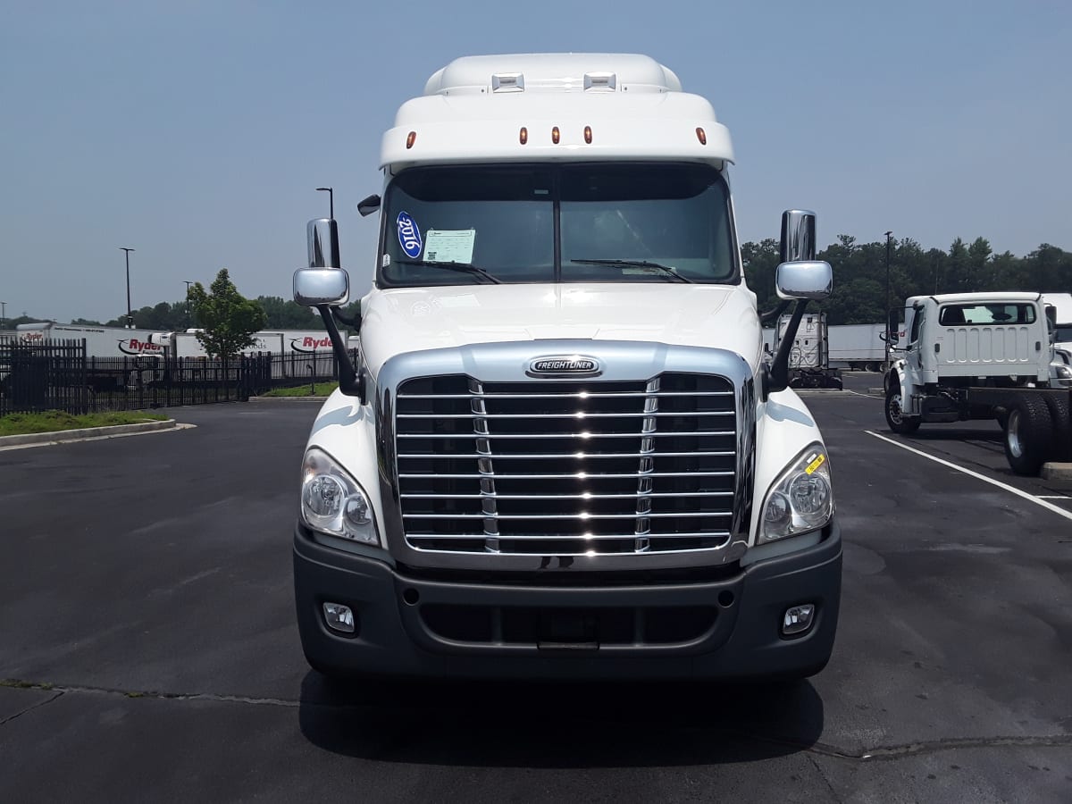 2016 Freightliner Cascadia in Atlanta, GA — photo 2