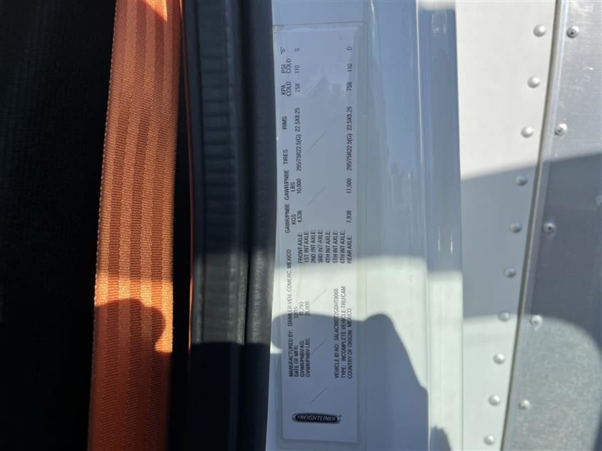 2016 Freightliner M2 106 - image 11