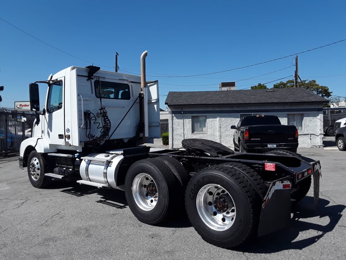 2017 Volvo VNL 860 in Montebello, CA — photo 6