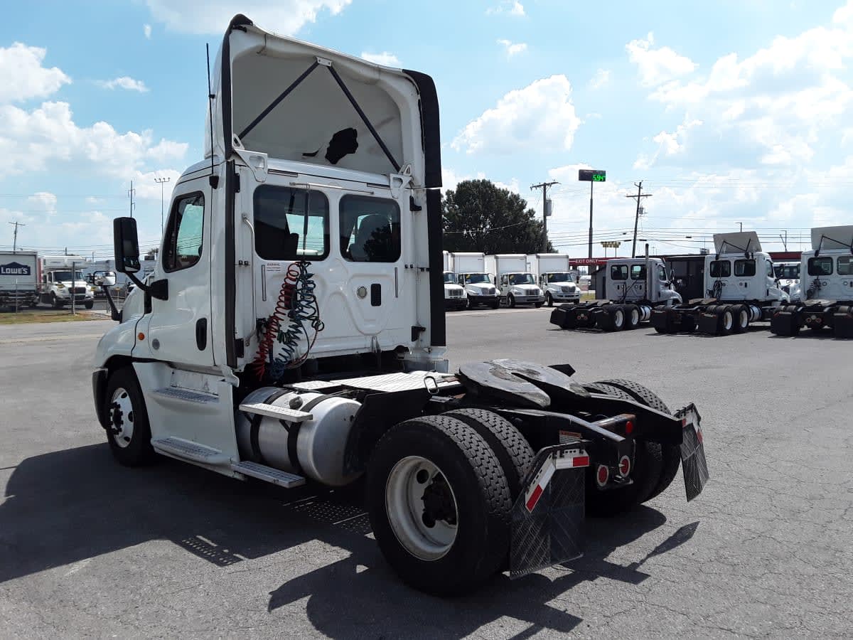 2017 Freightliner Cascadia in La Vergne, TN — photo 6