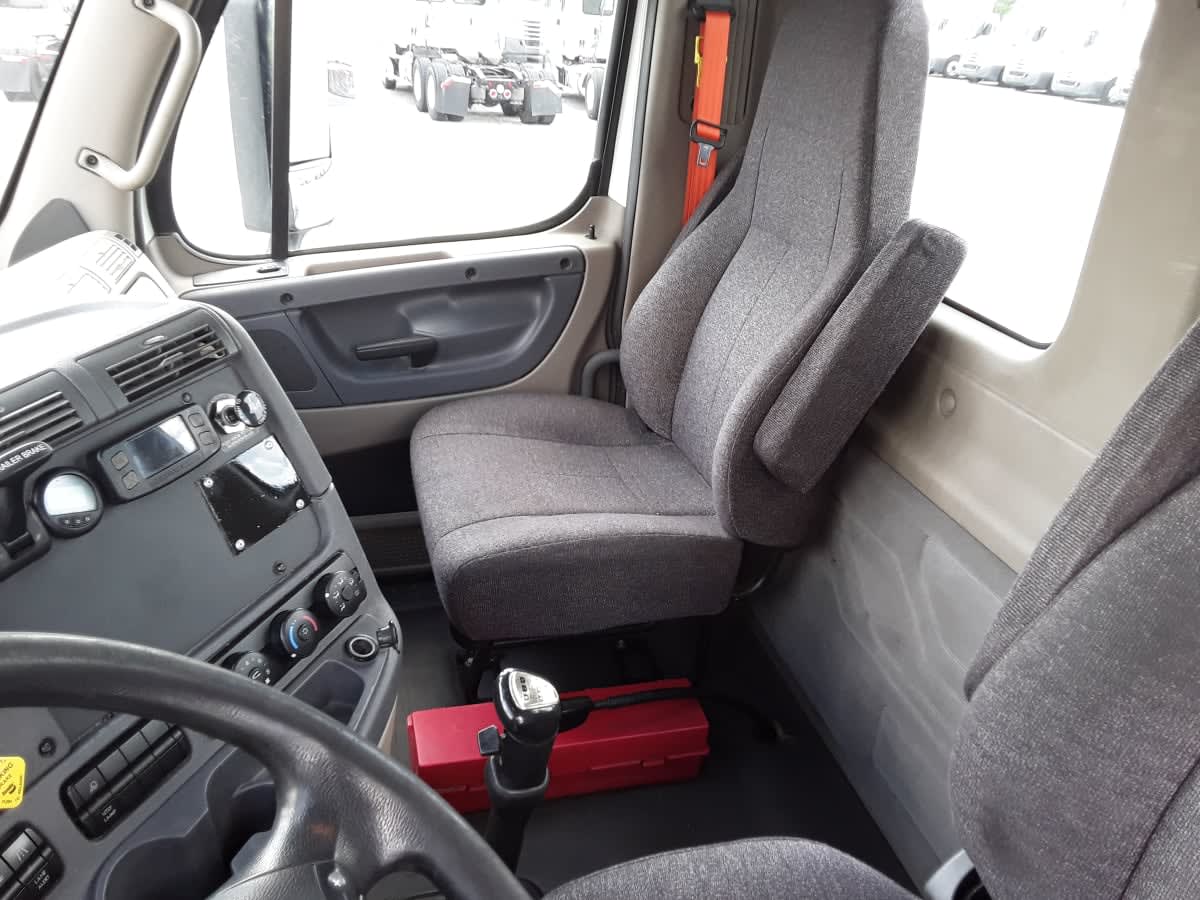 2017 Freightliner Cascadia in La Vergne, TN — photo 7
