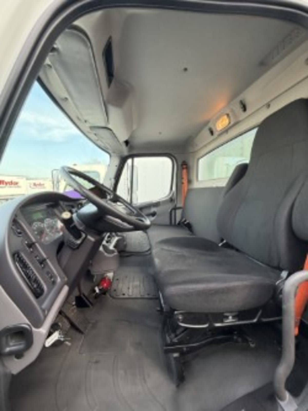 2017 Freightliner/Mercedes M2 106 663660