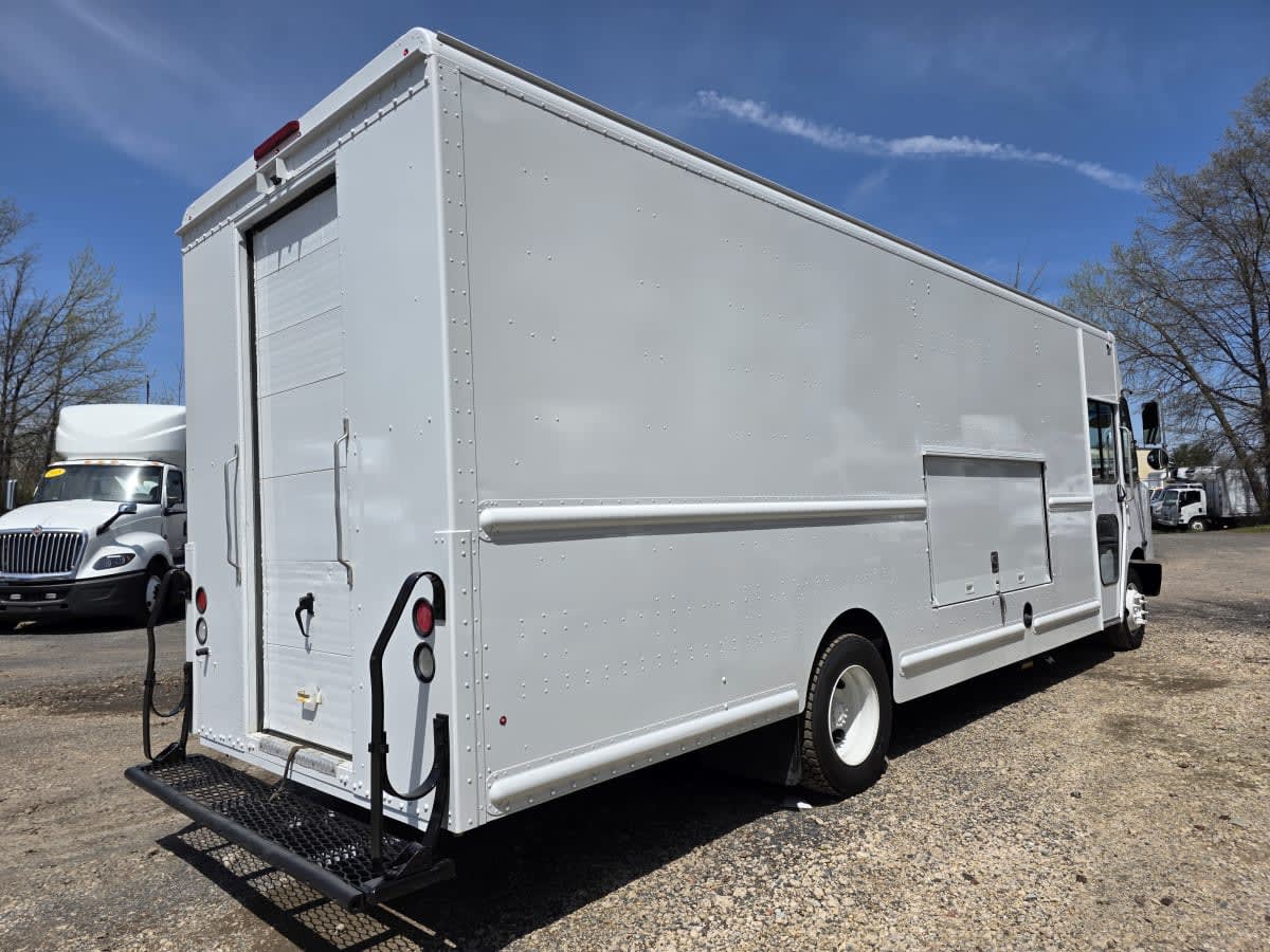 2017 Frtlr Custom Chassis Corp MT-55 WALK-IN 664768