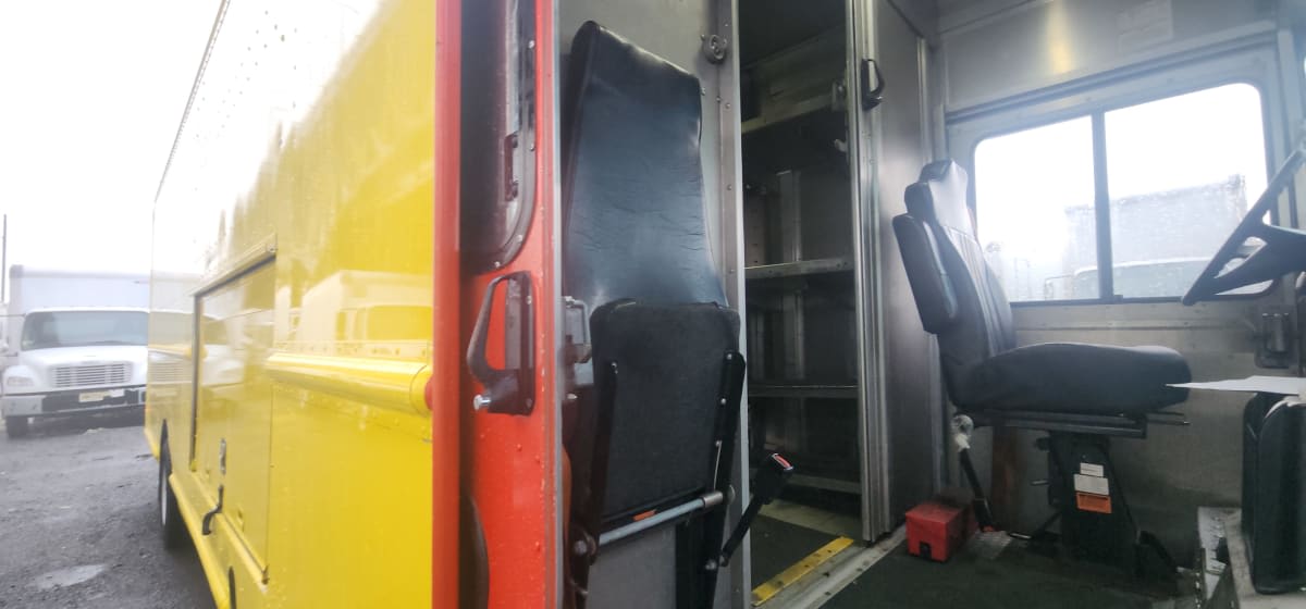 2017 Freightliner/Mercedes FLC12064ST 664921